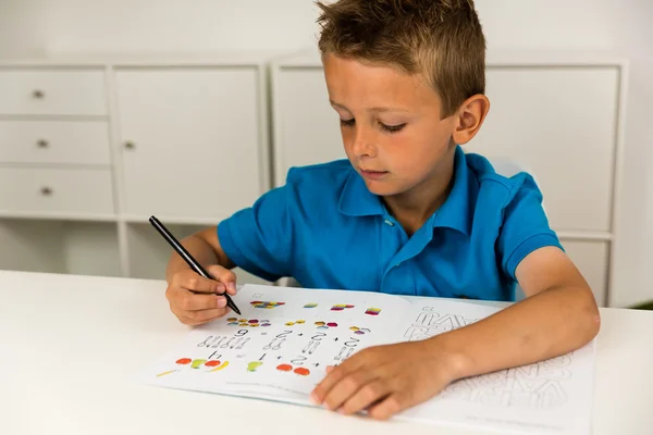 Jongen doet huiswerk — Stockfoto