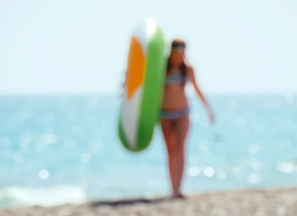 Размытая девушка на пляже — стоковое фото