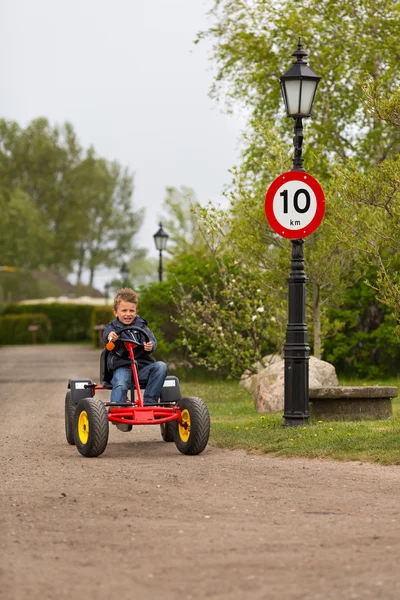 Junge fährt Kinderwagen — Stockfoto