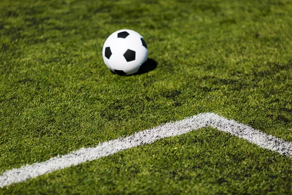 Зелене поле з футбольним м'ячем — стокове фото