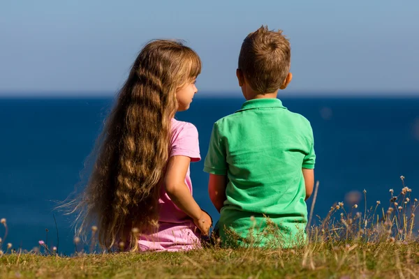 Menino e menina durante o verão — Fotografia de Stock