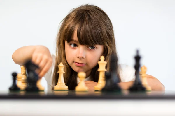 Mädchen spielen Schach — Stockfoto