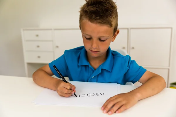 Jongen schrijven het abc-alfabet — Stockfoto