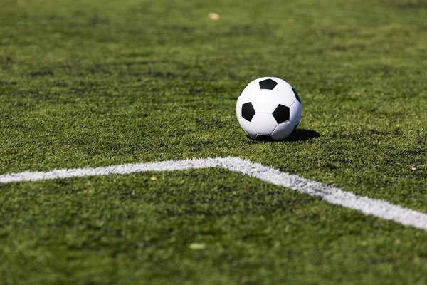 Зелене поле з футбольним м'ячем — стокове фото