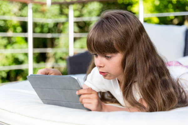 Dívka při pohledu na tabletu — Stock fotografie