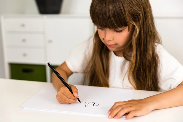 女孩写 abc 字母 — 图库照片