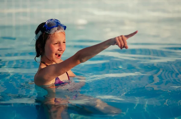 Mädchen im Pool — Stockfoto