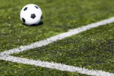 yapay sahada futbol topu