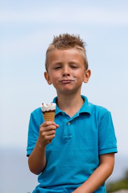 Çocuk dondurma yiyor.