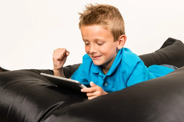 Jongen met Tablet PC- en verhoogde hand — Stockfoto