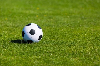 Futbol topu ile yeşil saha