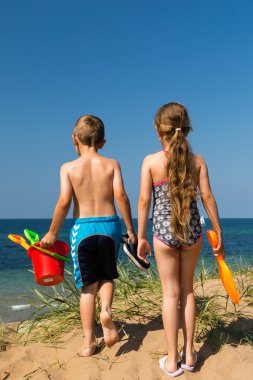 sahile doğru çocuklar