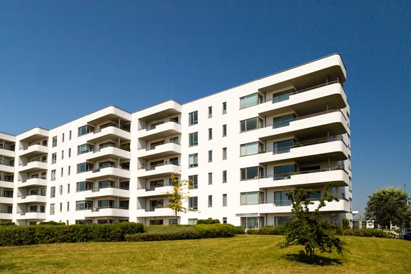 Edifício residencial contemporâneo — Fotografia de Stock