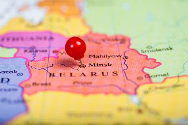 Pin rojo en el mapa de Bielorrusia — Foto de Stock