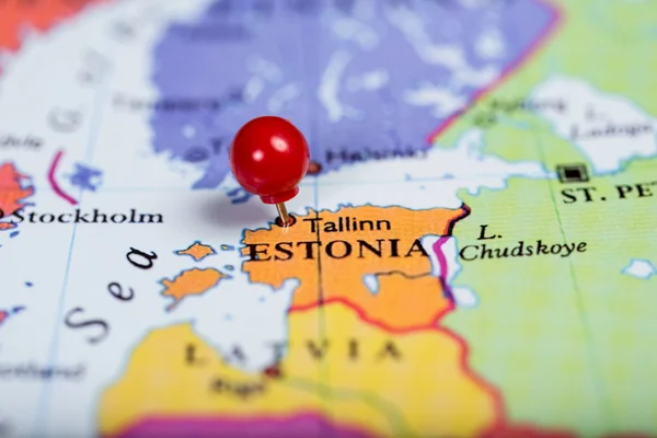 Pin rojo en el mapa de Estonia — Foto de Stock