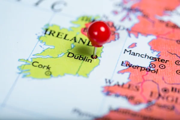 Pin rojo en el mapa de Irlanda — Foto de Stock