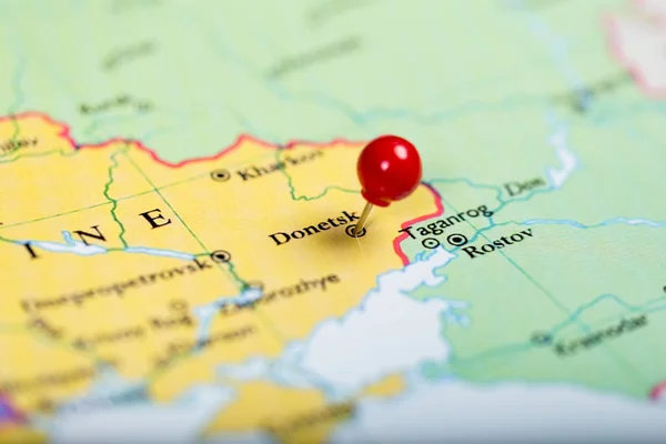 Pin rojo en el mapa de Ucrania — Foto de Stock