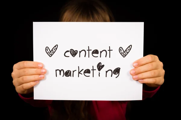 Criança segurando o sinal de marketing de conteúdo — Fotografia de Stock