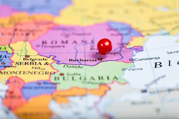 Pin rojo en el mapa de Rumania — Foto de Stock