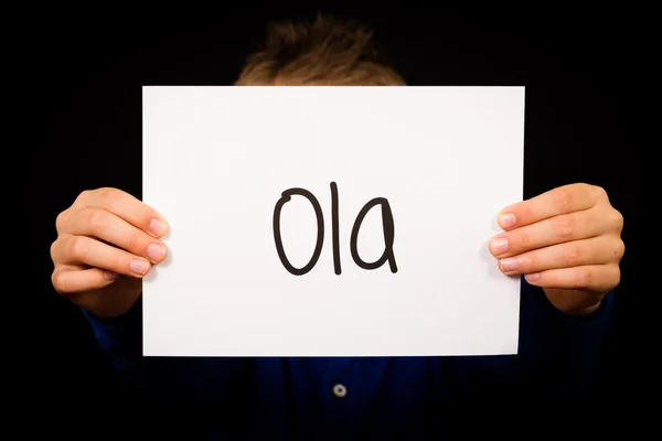 Ребенок держит табличку с португальским словом Ola - Hello — стоковое фото