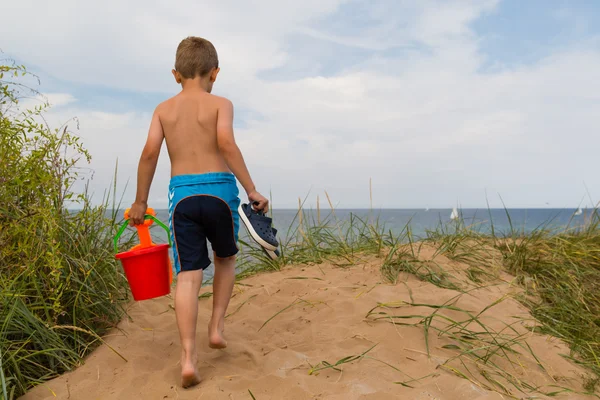 Jongen met plastic emmer — Stockfoto