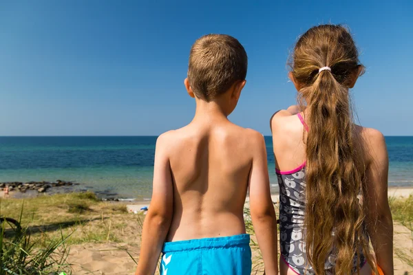 Kinderen op weg naar het strand — Stockfoto