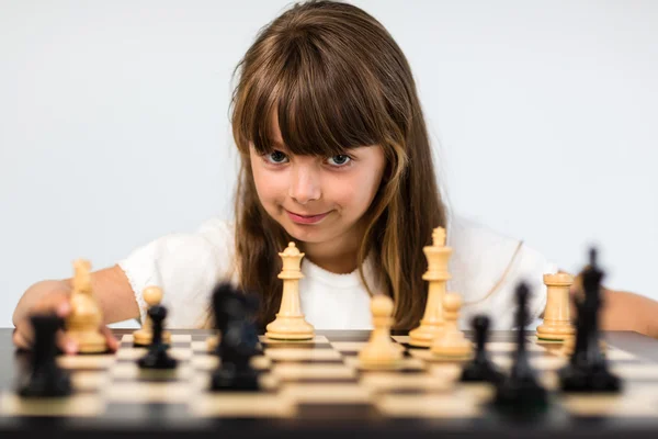 Chica jugando ajedrez — Foto de Stock