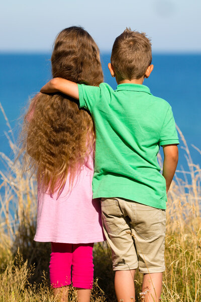 Мальчик и девочка в летнее время
