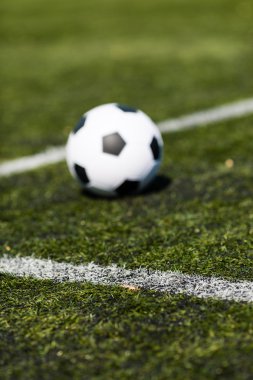 yapay sahada futbol topu
