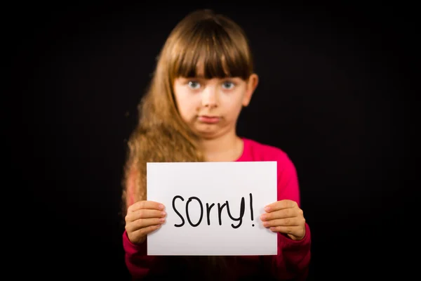 Niño sosteniendo Sorry sign —  Fotos de Stock