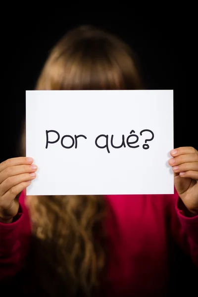 Child holding sign with Portuguese word Por Que - Why — Stock Photo, Image