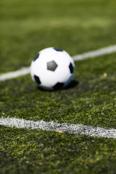 Fotboll på konstgjorda pitch — Stockfoto