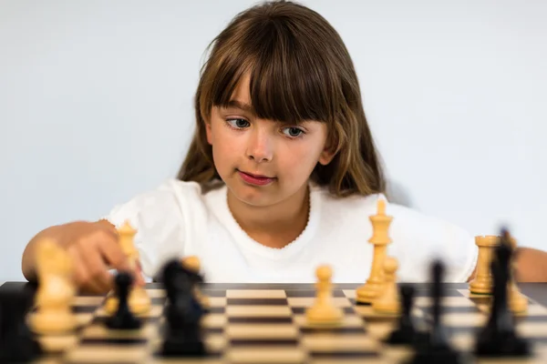 Girl playing chess — Stock Photo, Image