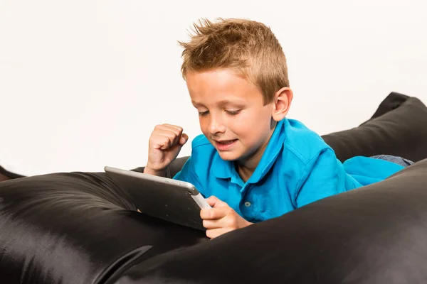 Menino com tablet e mão levantada — Fotografia de Stock