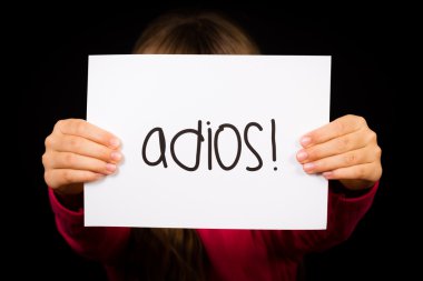 İspanyolca kelime Adios - elveda işaretiyle tutan çocuk