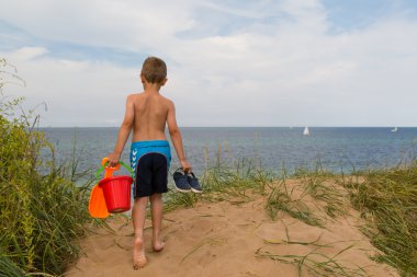 plastik kova ile genç çocuk