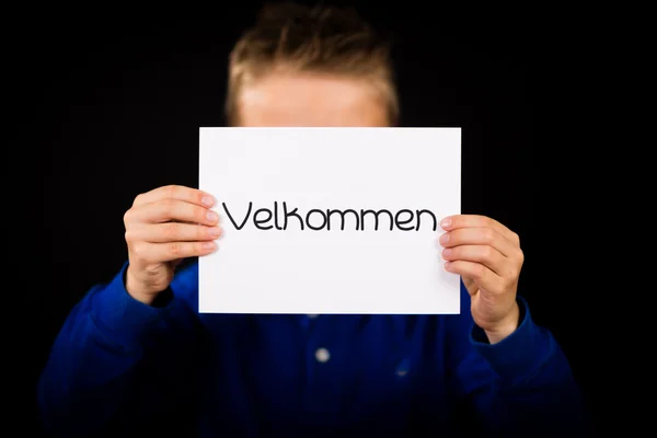 孩子举牌子与丹麦词 Velkommen-欢迎 — 图库照片