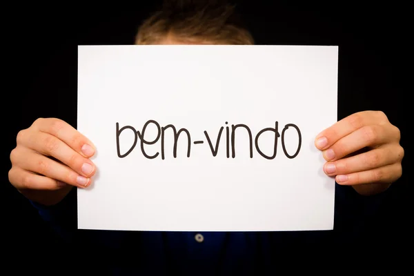 Child holding sign with Portuguese word Bem-vindo - Welcome — Stock Photo, Image