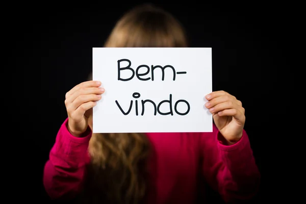 Child holding sign with Portuguese word Bem-vindo - Welcome — Stock Photo, Image