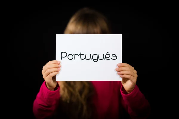 Criança segurando sinal com a palavra portuguesa Portugues - Português i — Fotografia de Stock