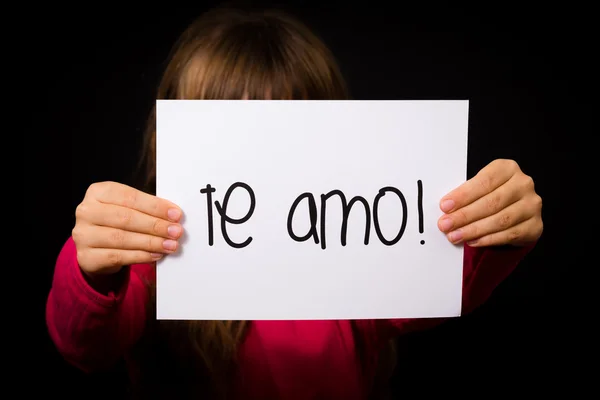 Gyermeke tartja a jele, a spanyol szó Te Amo - I Love You — Stock Fotó