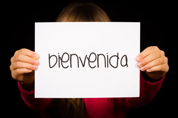 Criança segurando sinal com palavra espanhola Bienvenida - Bem-vindo — Fotografia de Stock