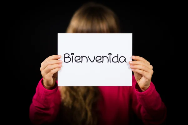 Child holding sign with Spanish word Bienvenida - Welcome — Stock Photo, Image