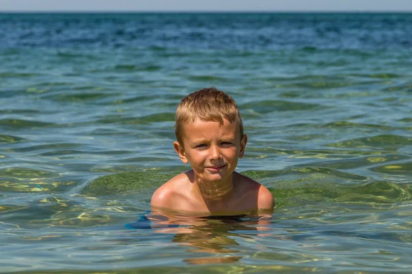 Giovane ragazzo nell'oceano — Foto Stock