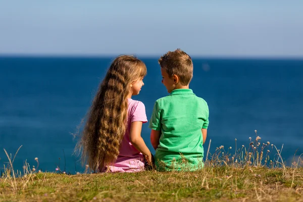 男の子と女の子の夏の時間の間に — ストック写真