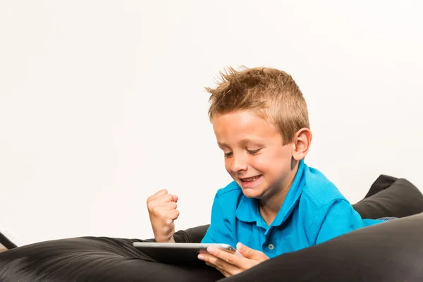 Jongen met Tablet PC- en verhoogde hand — Stockfoto