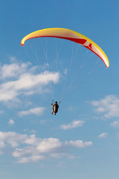 Gleitschirmfliegen — Stockfoto