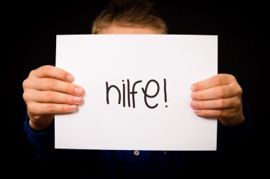 Almanca kelime Hilfe - yardım işaretiyle tutan çocuk