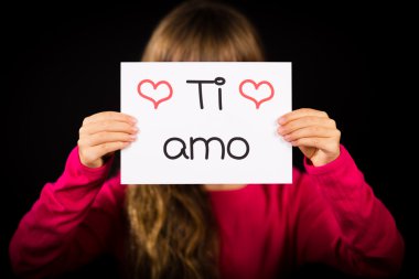İtalyanca işaretiyle tutan çocuk Ti Amo - ı Love You kelime