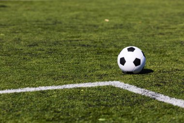 Futbol topu ile yeşil saha